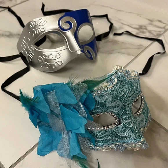 Elegant Teal Lace Masquerade Mask with Blue Metallic Accent - Picture 4 of 6